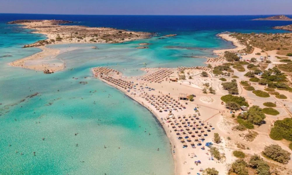 Αντιδράσεις για τις δεκάδες ξαπλώστρες σε παραλία στο Ελαφονήσι